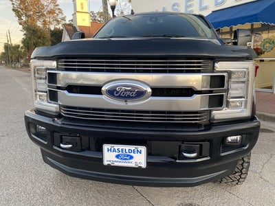2019 Ford Super Duty F-250 SRW LIMITED.