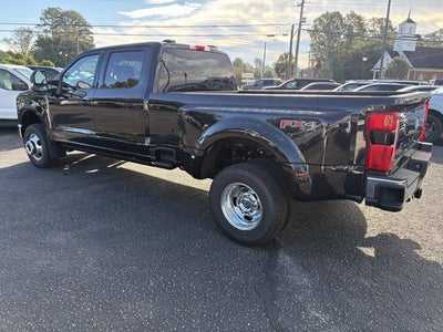 2027 Ford Super Duty F-350 DRW LARIAT