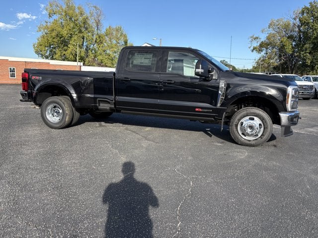 2027 Ford Super Duty F-350 DRW LARIAT